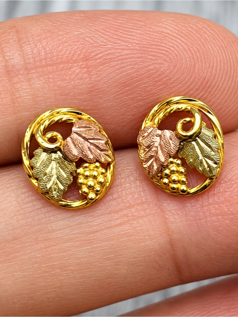 526. Vintage 12K Black Hills Gold Dainty Grape Leaf Tri Color Stud Earrings - Picture 6 of 8